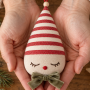 Kleine Weihnachtswichtel aus Stoff – eine zauberhafte DIY-Idee